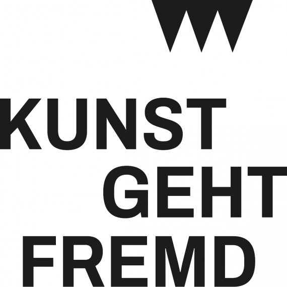 Logo der Ausstellungsreihe &quot;Kunst geht fremd&quot;. Auf weißem Hintergrund versetzt in in schwarzen Großbuchstaben der Titel. Darüber drei aneinandergereihte schwarze Dreiecke, die nach unten Zeigen, in Annäherung an den Fränkischen Rechen.