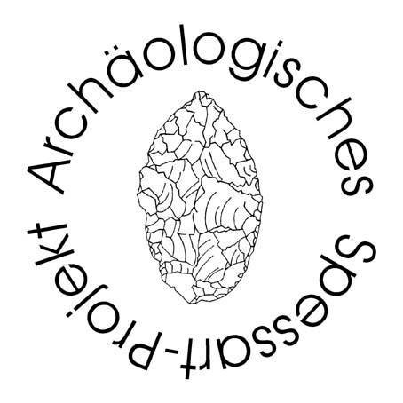 Logo des Archäologischen Spessart-Projekts. Der Name in schwarzen Buchstaben kreisförmig auf weißem Hintergrund angeordnet. In der Mitte die Zeichnung einer behauenen Pfeilspitze aus Stein.