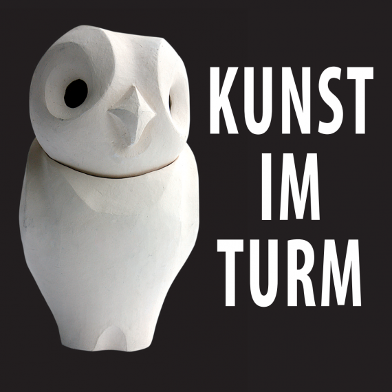 Logo der Ausstellungsreihe &quot;Kunst im Turm&quot;: weiße stilisierte Eule aus Ton auf schwarzem Hintergrund, daneben der Text &quot;Kunst im Turm&quot;