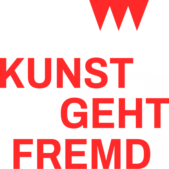 Weißes Quadrat, am oberen Rand auf der rechten Hälfte drei rote, nach unten zeigende Dreiecke (Fränkischer Rechen). Darunter in roten Großbuchstaben &quot;Kunst geht fremd&quot;. Die Worte sind versetzt angeordnet. 