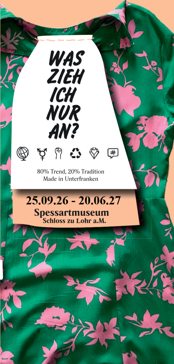 Hintergrund ist die Nahaufnahme eines grünen Kleides mit pinkem Muster. Darauf ein Textfeld in Form eines Wäscheetiketts mit dem Ausstellungstitel "Was zieh ich nur an? 80% Tracht, 20% Tradition Made in Unterfranken". Auf dem Etikett befinden sich auch folgende Symbole: Globus, Geschlechtervielfalt, erhobene Faust, Recycling, Diamant, Sprechblase). Darunter steht: 25.09.26 - 20.06.27 Spessartmuseum