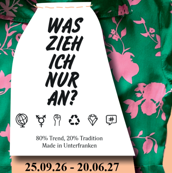 Flyer der Ausstellung "Was zieh ich nur an?"; Im Hintergrund ein gr&uuml;nes Kleid mit pinkem Muster. In Form eines W&auml;scheetiketts Titel und Laufzeit der Ausstellung.